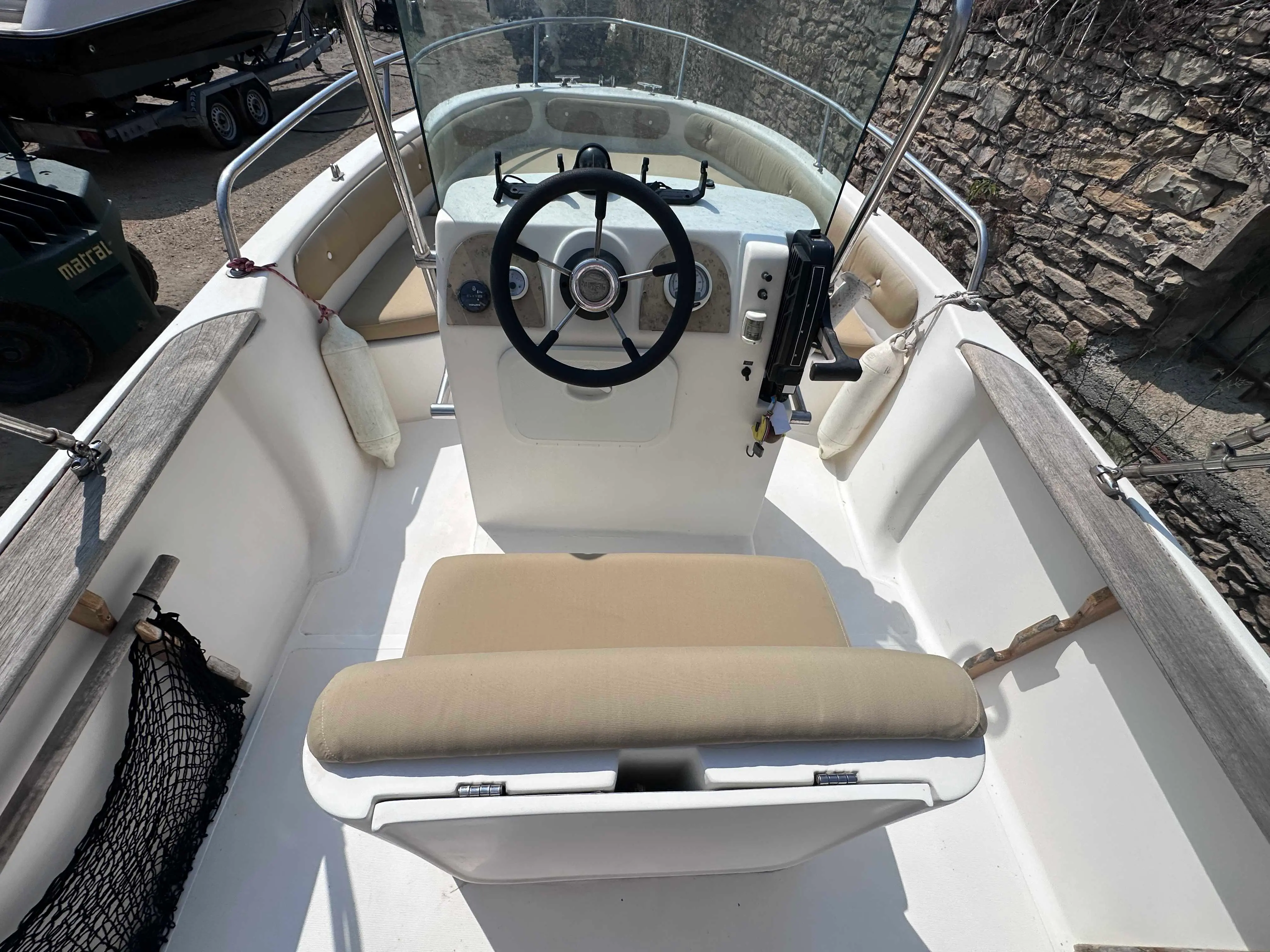 Mingolla Brava 18 Open — Vue du poste de pilotage et des sièges avant du bateau.