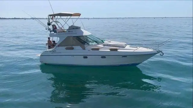 Beneteau Flyer F1 — Bateau à moteur blanc vu de trois quarts sur une mer calme.