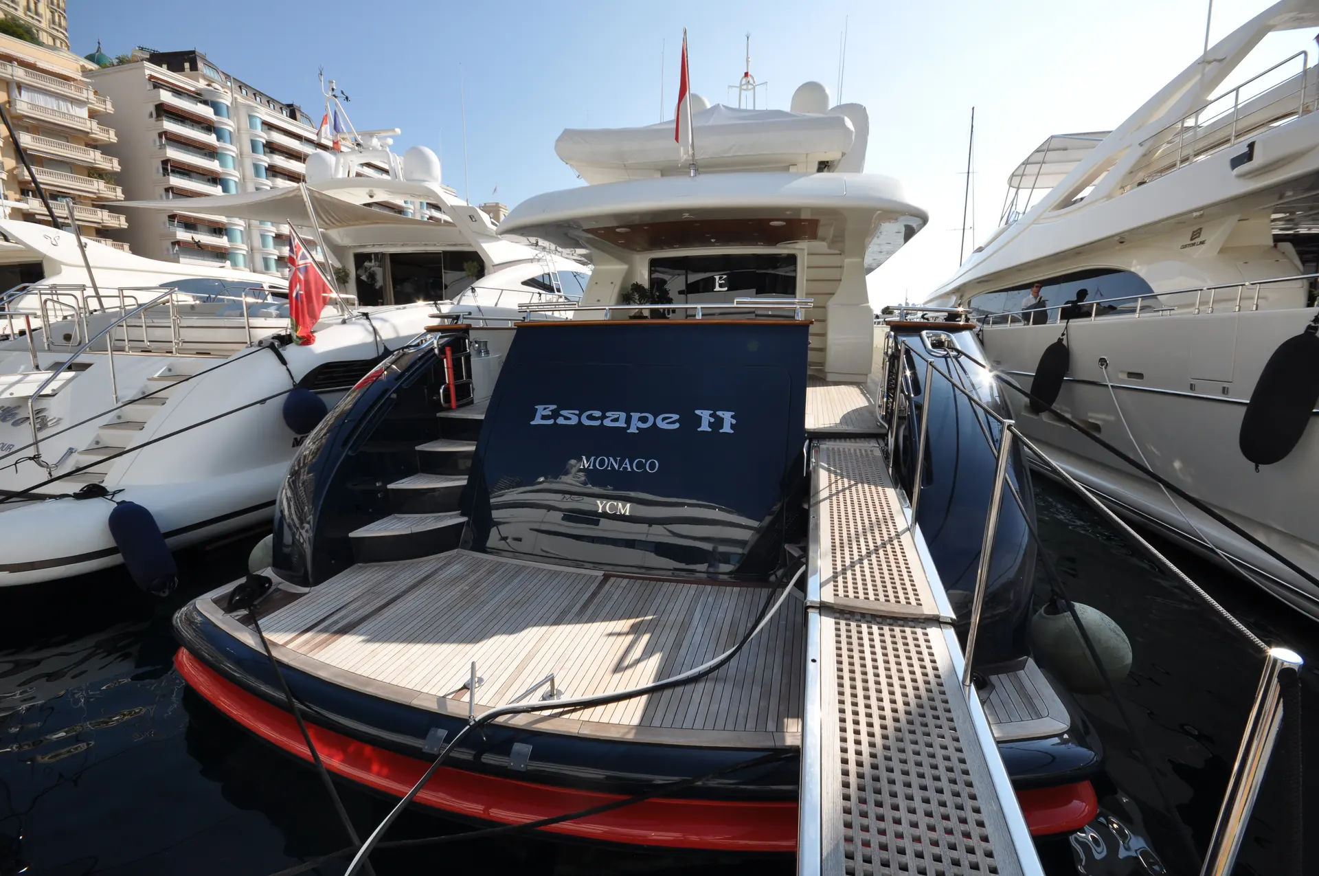 Maiora 31 — Vue arrière d’un yacht amarré dans un port, entre deux autres bateaux.