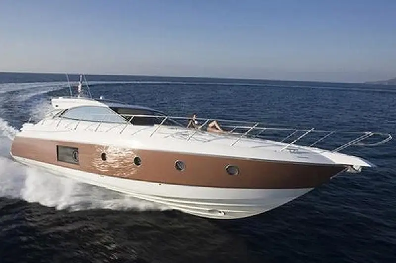 Sessa Marine C52 — Bateau à moteur naviguant à grande vitesse en mer, vu de trois quarts avant.