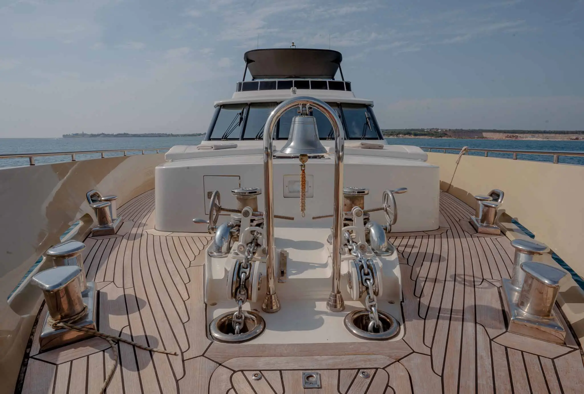 Oceanco 80 — Vue frontale du pont avant, de l’ancre et de la superstructure du yacht.