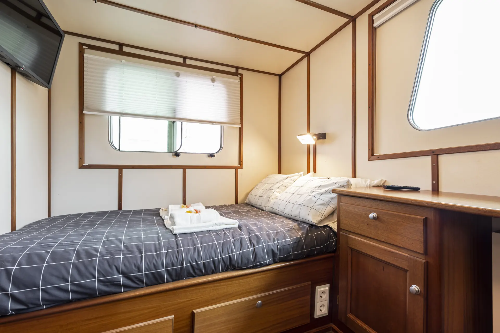 Halter Marine 33 — Cabine avec couchette double, fenêtres, rangements et télévision murale.