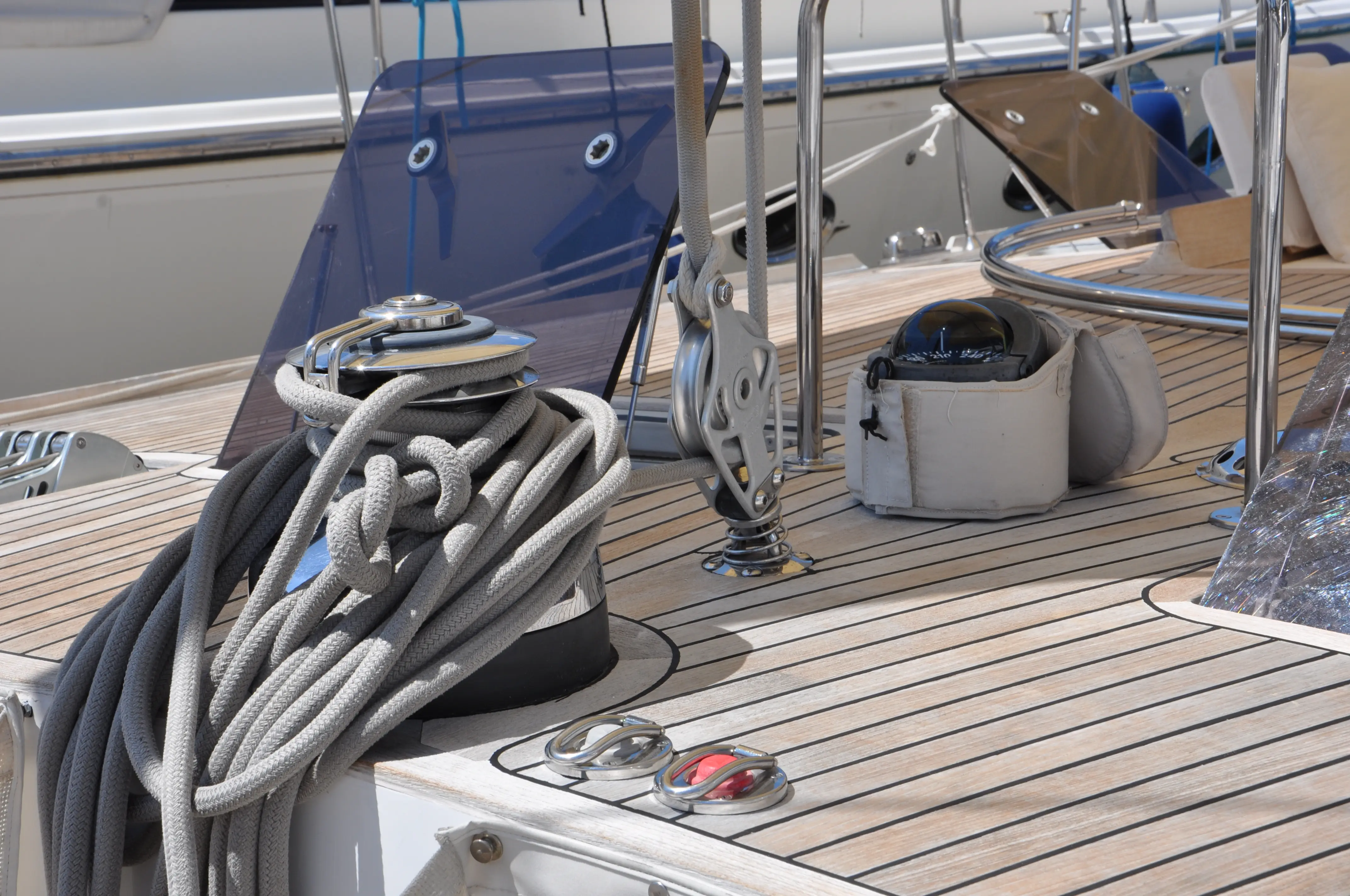 Vismara V60 — Vue rapprochée du pont en teck avec cordages et équipements de manœuvre.