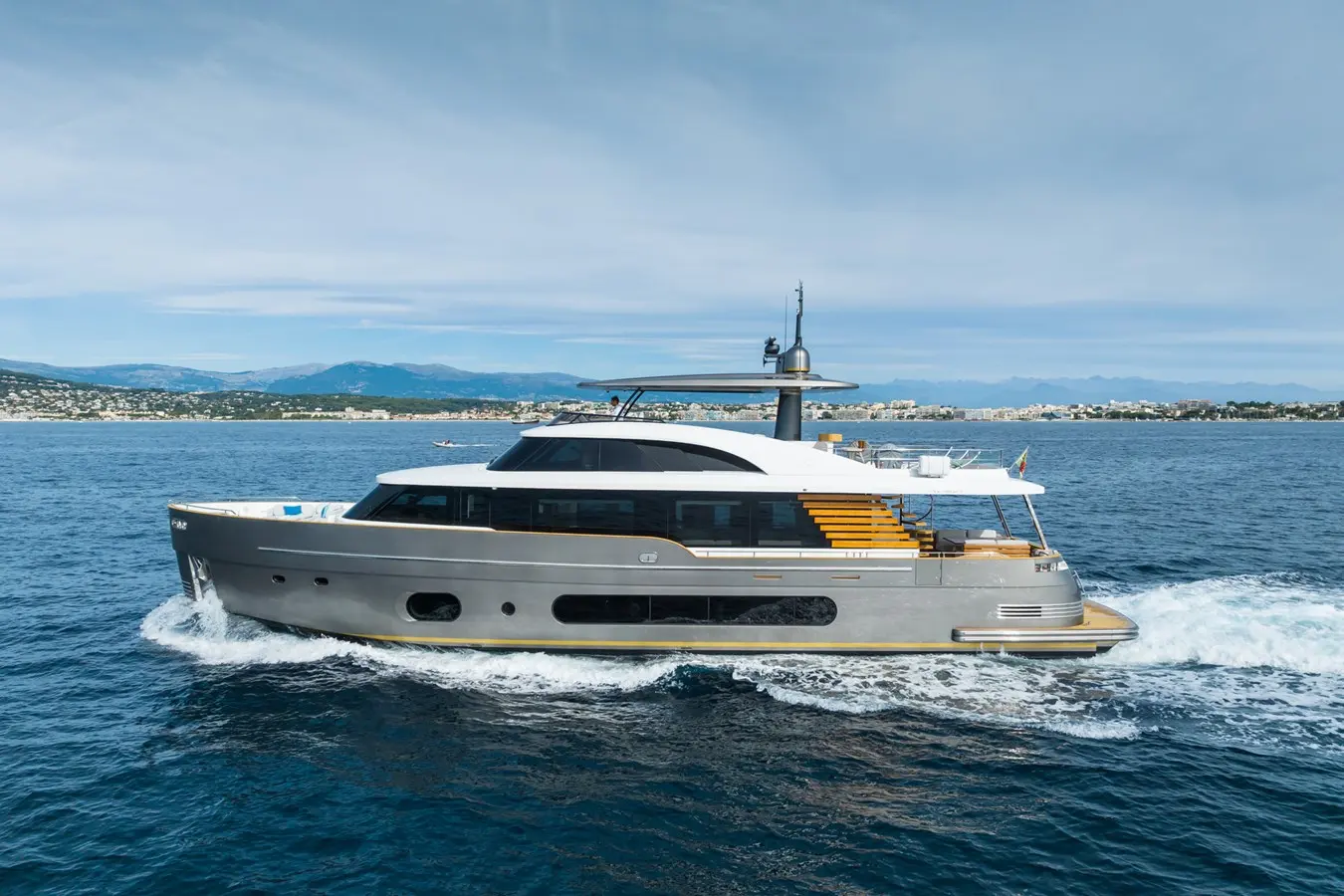 Azimut Magellano 25 — Yacht à moteur gris naviguant au large, photographié de profil sur une mer calme.