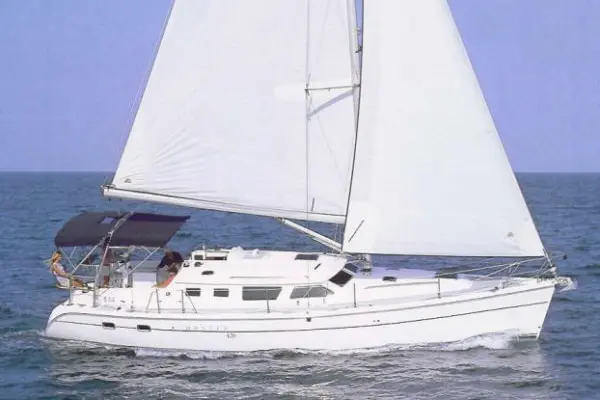 Hunter 44 — Voilier blanc naviguant au large, voiles hissées et bimini déployé.