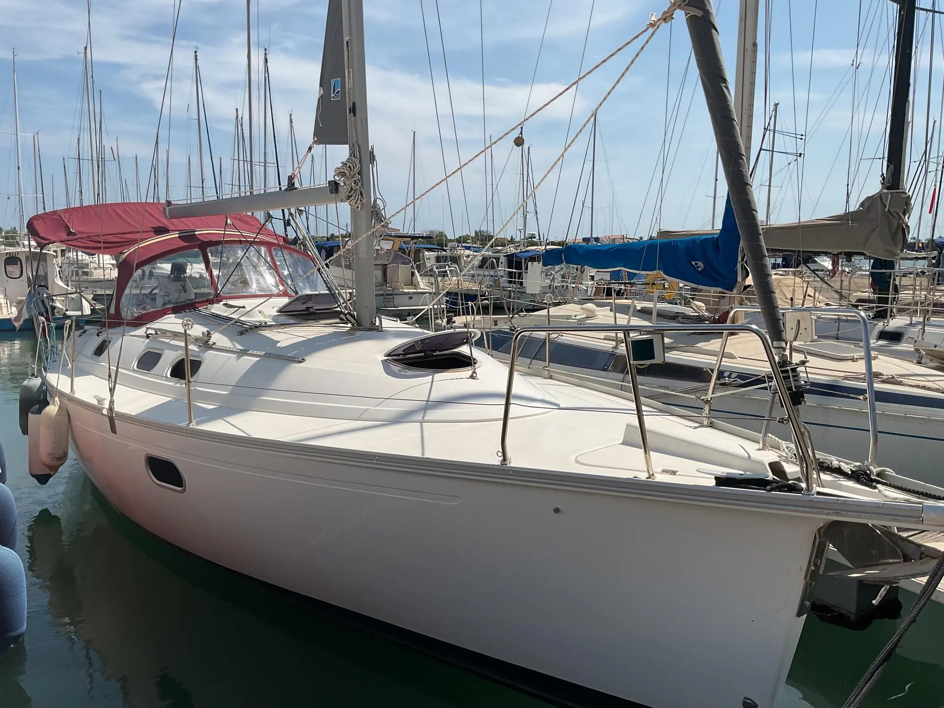 Dufour Gib Sea 33 — Voilier blanc amarré dans un port, vu de trois quarts bâbord.