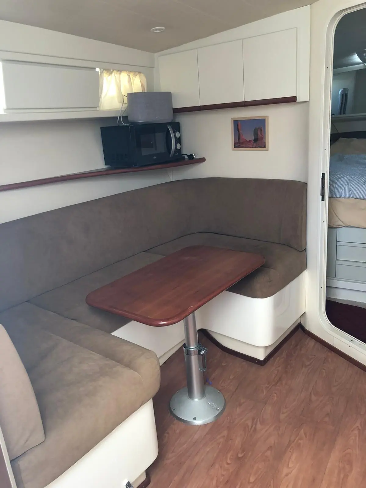Fiart Mare Fiart 36 Genius — Vue de la dinette intérieure avec banquette, table et rangements.