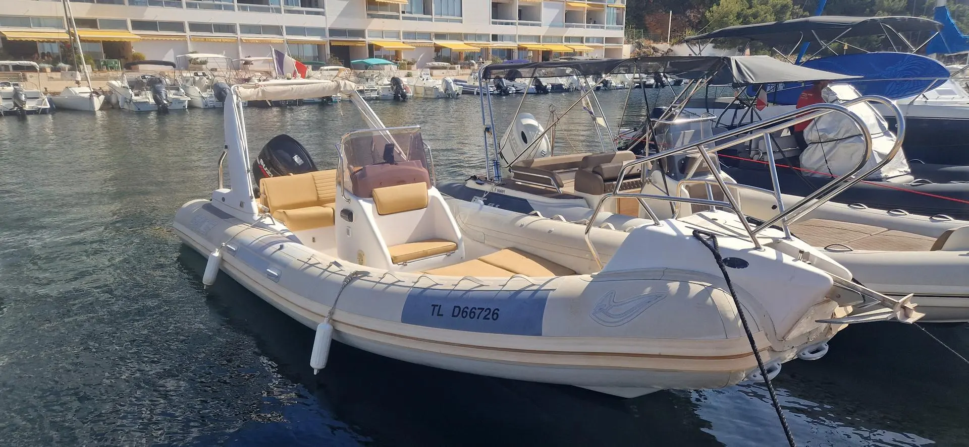 Sacs S 680 Ghost — Bateau pneumatique blanc amarré dans un port, vu de trois quarts avant.