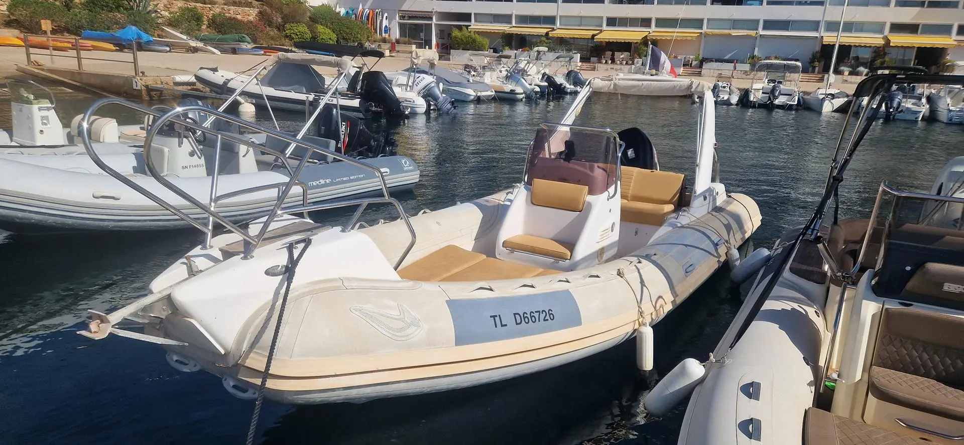 Sacs S 680 Ghost — Bateau pneumatique semi-rigide amarré dans un port de plaisance.
