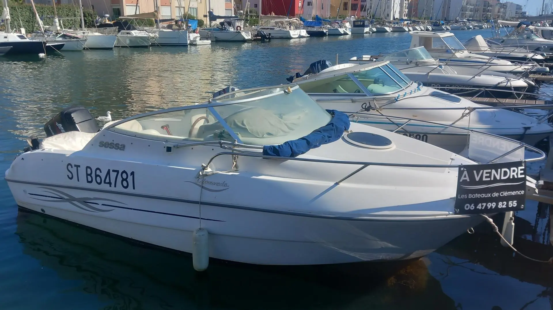 Sessa Marine Islamorada 19 — Bateau à moteur blanc amarré dans un port, vu de trois quarts.