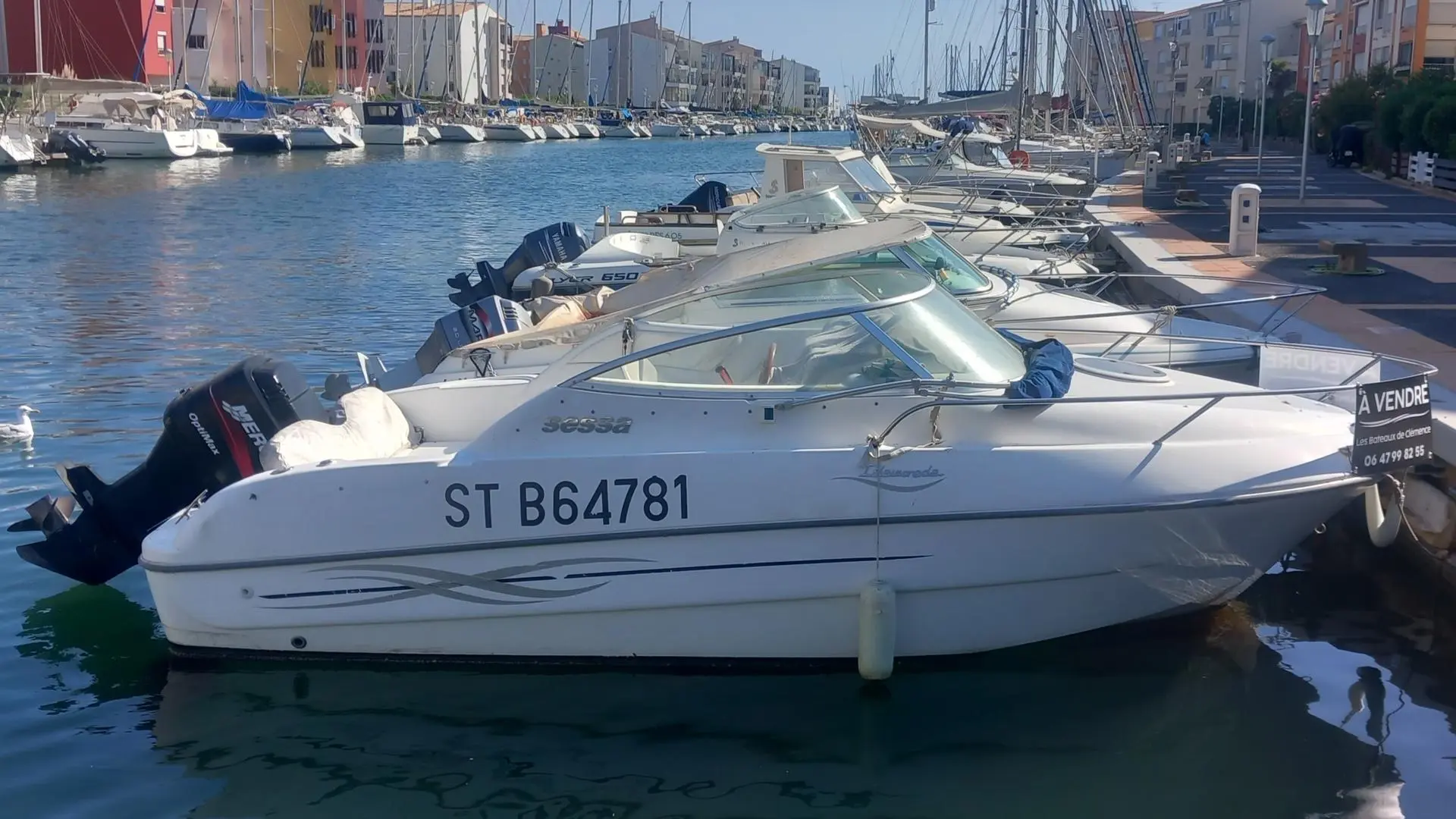 Sessa Marine Islamorada 19 — Bateau à moteur blanc amarré dans un port, vu de profil tribord.