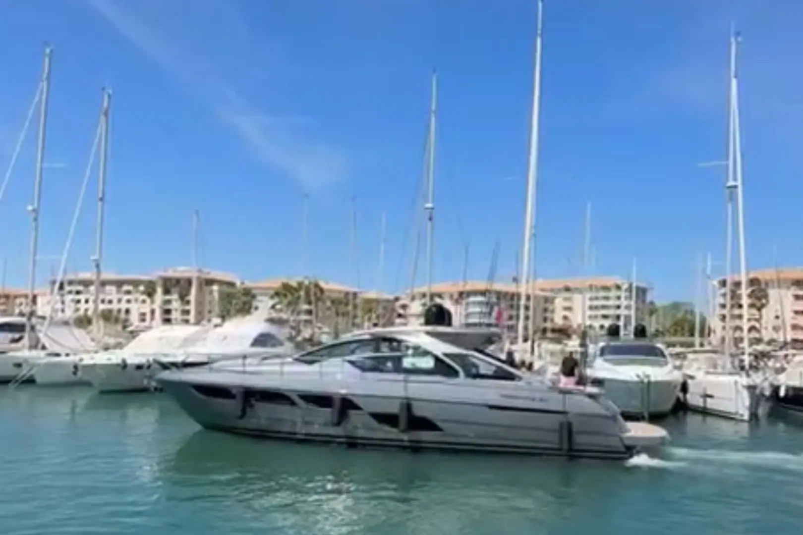 Pershing 5X — Bateau à moteur blanc vu de profil dans une marina.