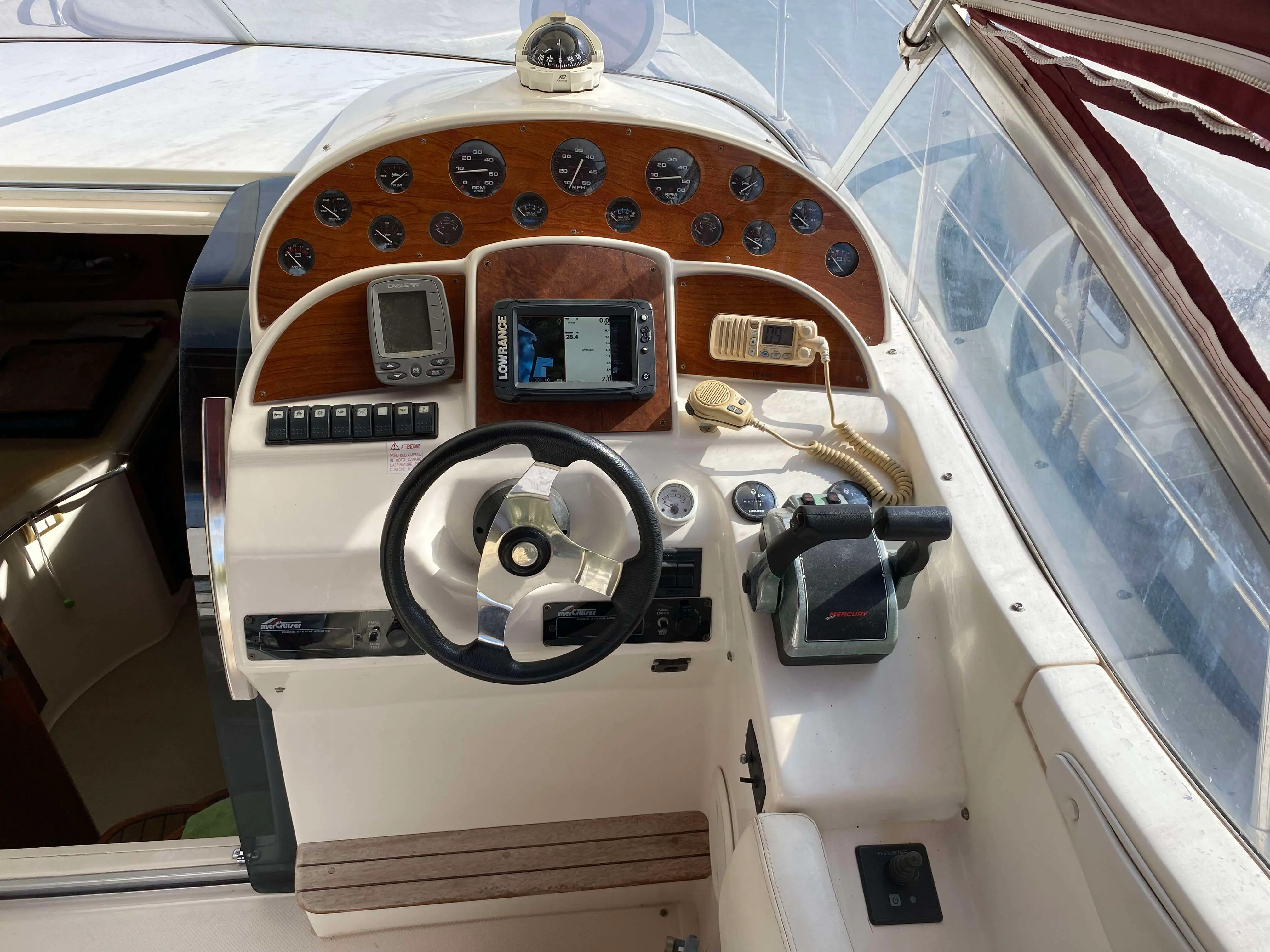 Saver 330 Sport — Poste de pilotage avec tableau de bord, instruments de navigation et commandes moteur.