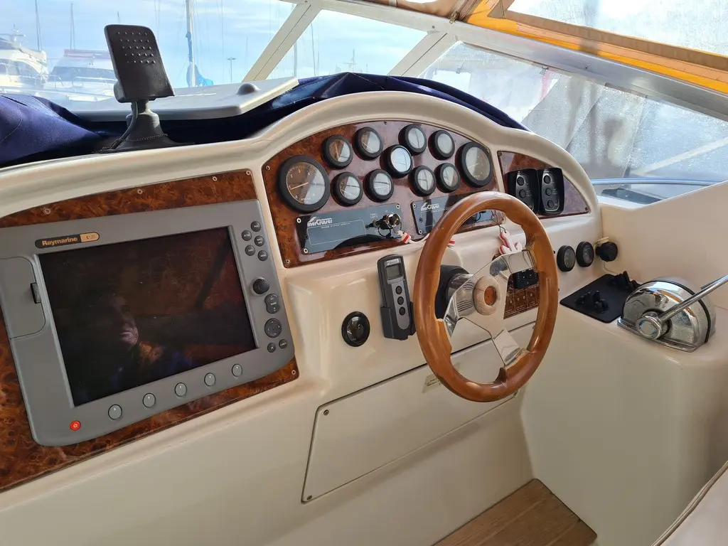 Rio 950 Cruiser — Poste de pilotage avec volant, instruments et écran de navigation.