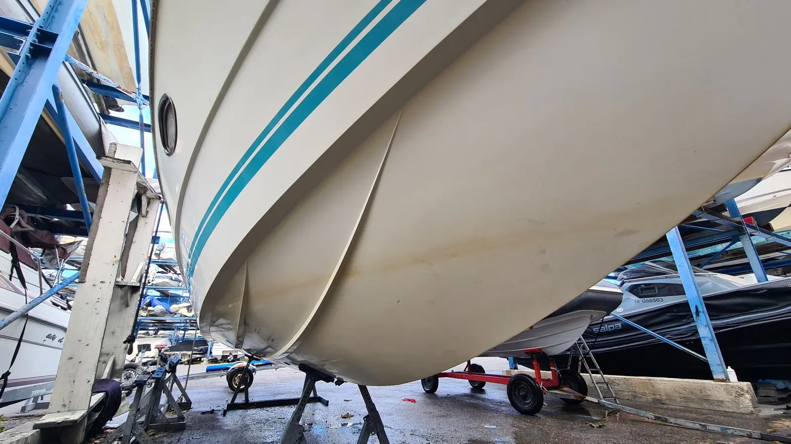 Sunseeker Mohawk 29 — Vue du dessous d’un bateau posé sur bers dans un chantier naval.