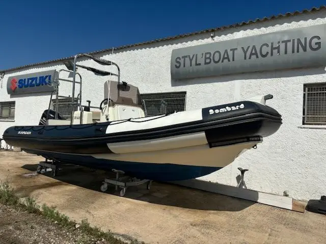Bombard Sunrider 750 — Bateau pneumatique Bombard sur remorque devant un atelier nautique.