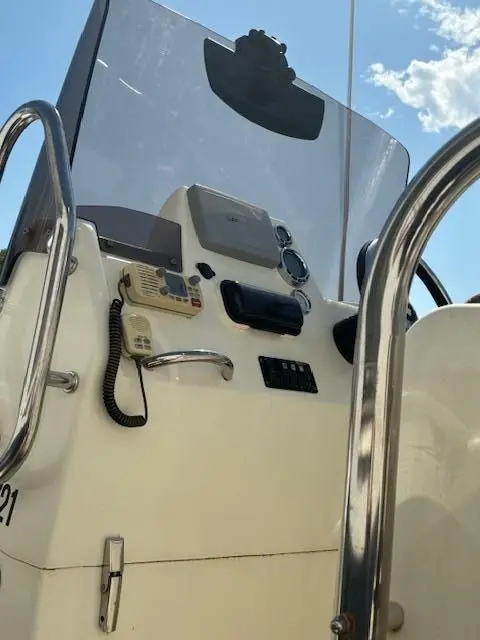 Bombard Sunrider 750 — Vue rapprochée de la console de pilotage et de ses équipements.