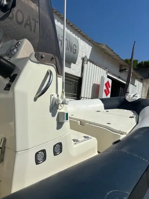 Bombard Sunrider 750 — Vue rapprochée de la console et du flotteur d’un bateau pneumatique.