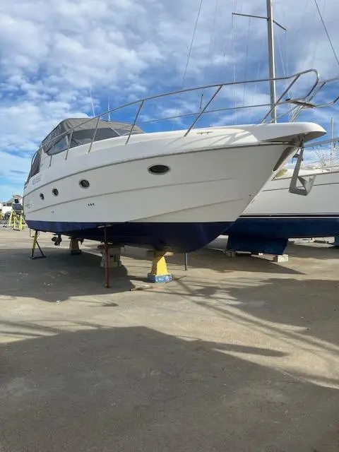 Sessa Marine Oyster 40 — Bateau à moteur blanc photographié à terre, vu de trois quarts par l’avant.