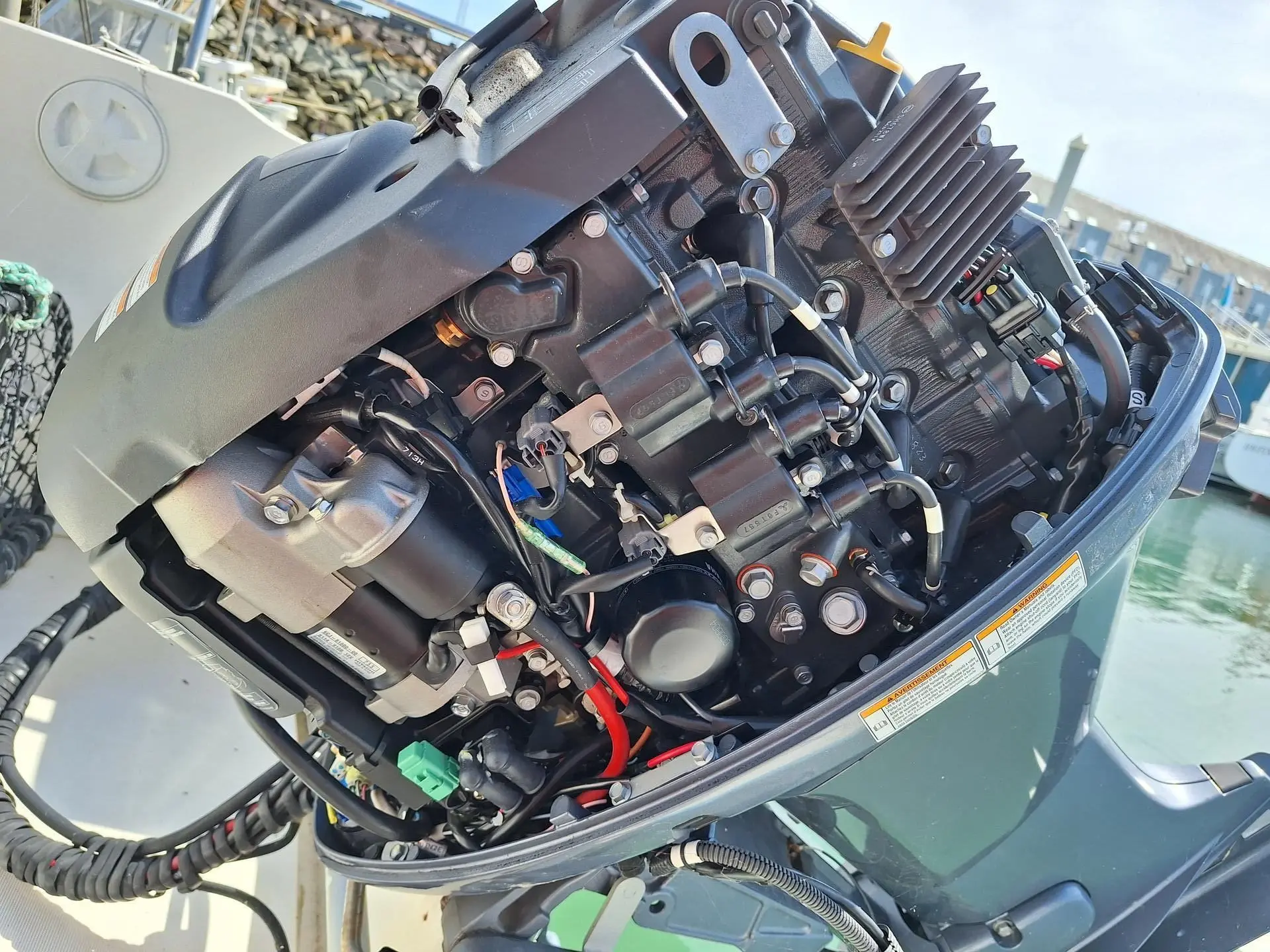 Guymarine GM 570 Chalutier — Vue rapprochée d’un moteur hors-bord, capot retiré, montrant ses composants internes.