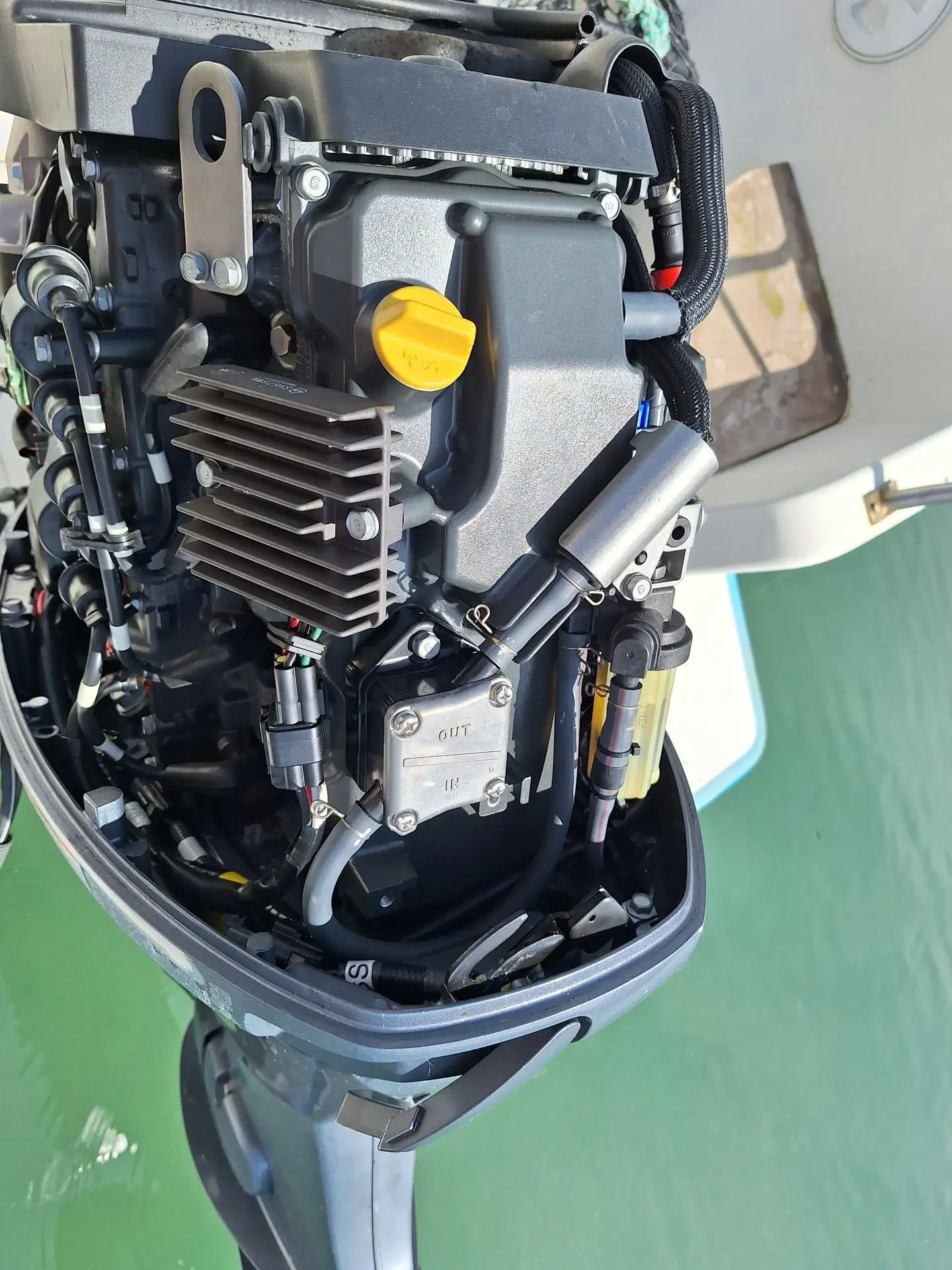 Guymarine GM 570 Chalutier — Vue rapprochée d’un moteur hors-bord avec son capot retiré.