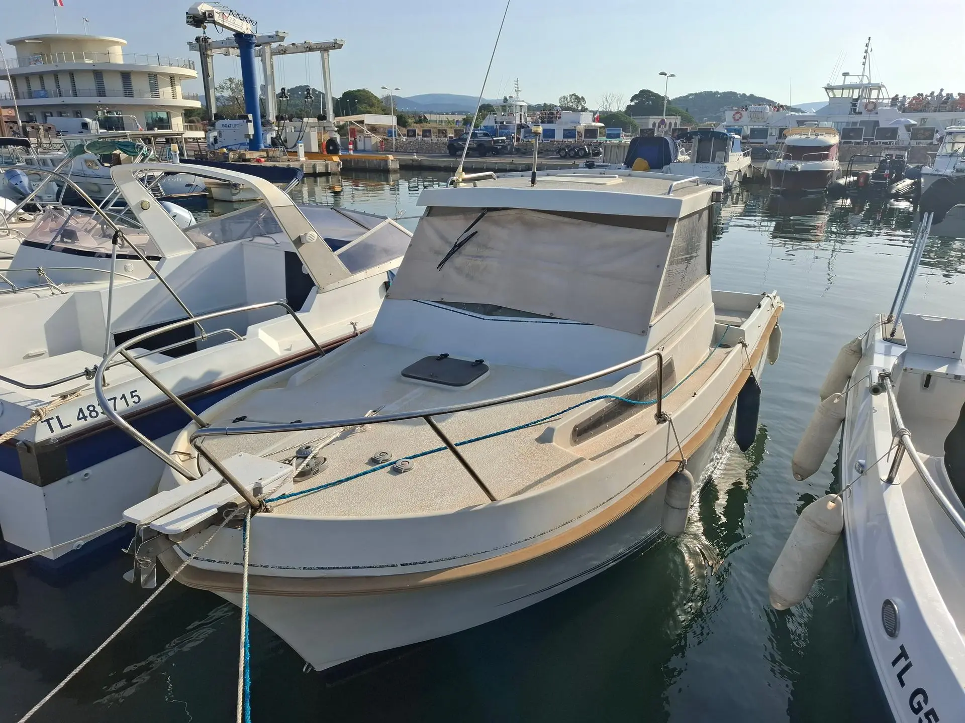 Eider Marine Sea Rover 590 — Bateau à moteur amarré dans un port, vu de trois quarts avant.