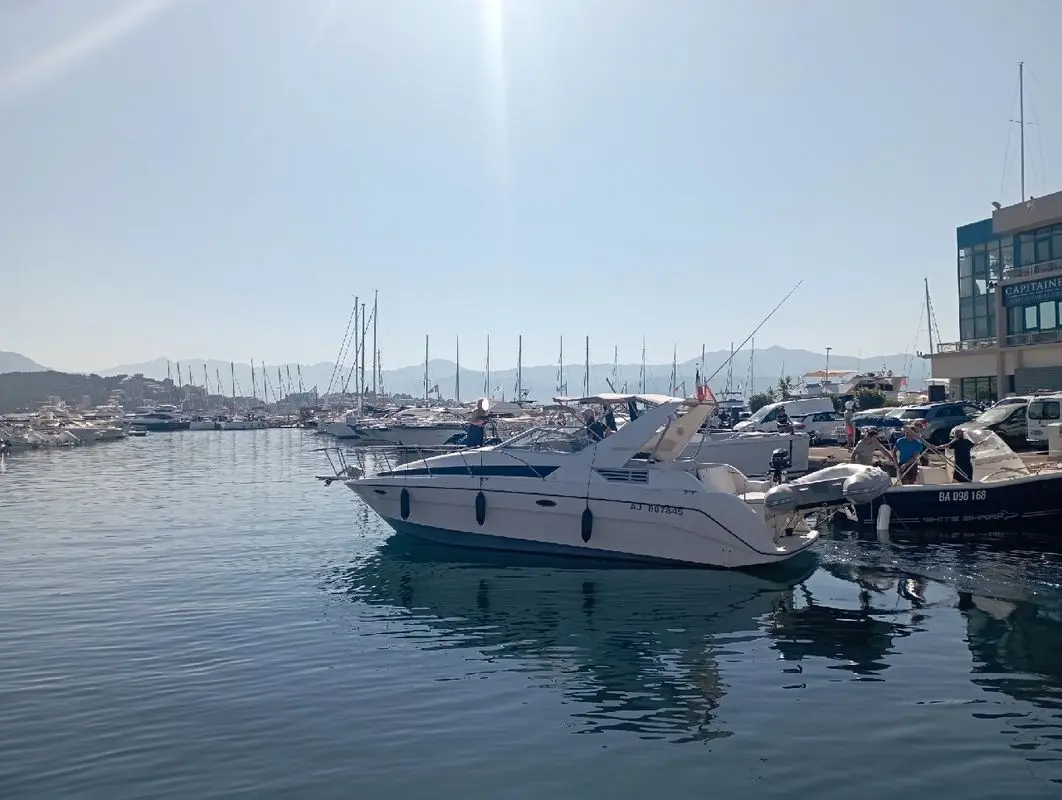Bayliner Avanti 3055 — Bateau à moteur blanc amarré dans un port, vu de trois quarts.
