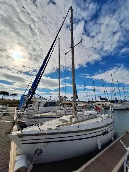 Dufour 27 — Voilier blanc amarré au ponton, photographié de trois quarts avant.