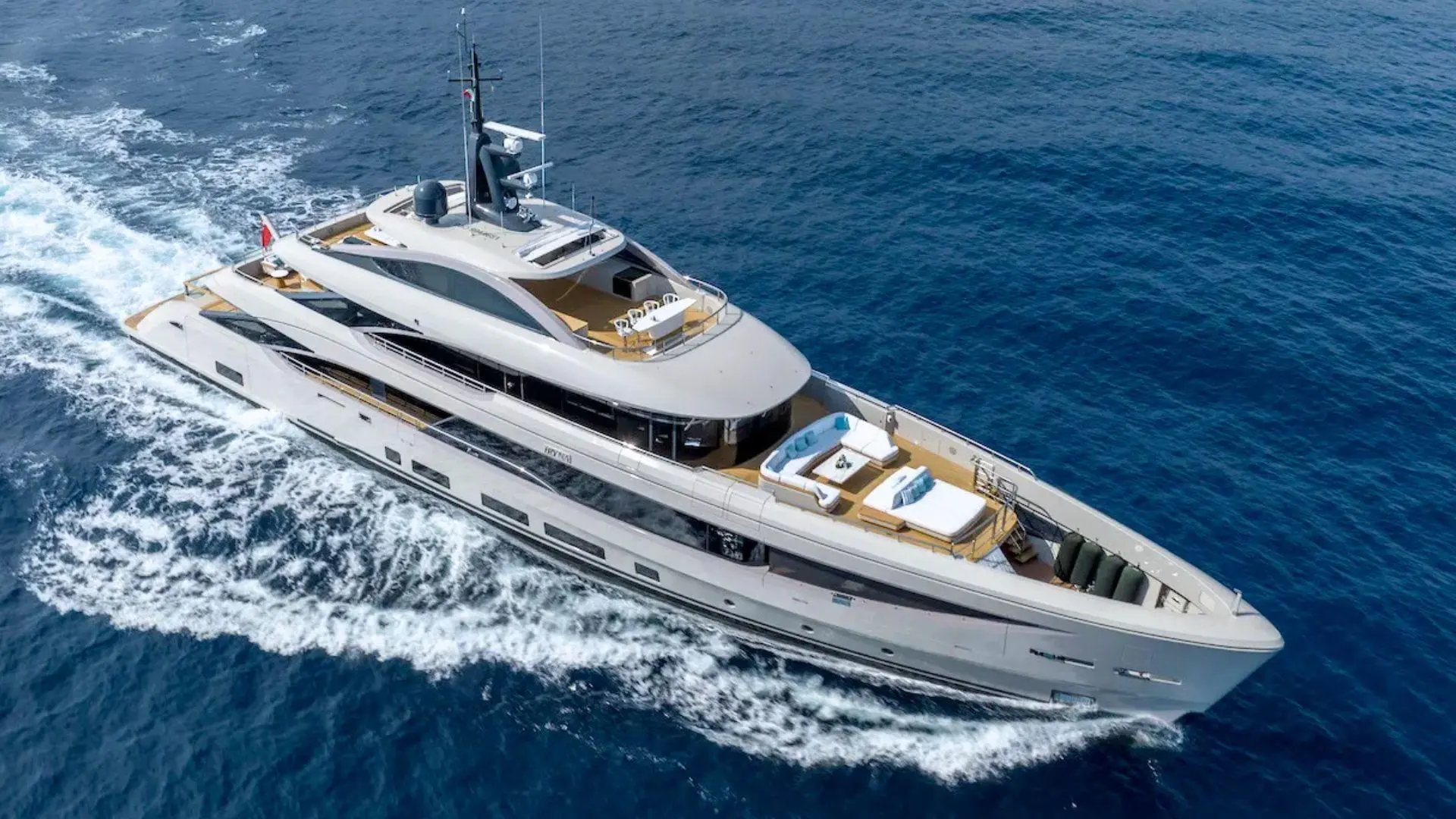 Benetti 50 — Vue aérienne d’un yacht blanc naviguant en mer, avec son pont avant aménagé.