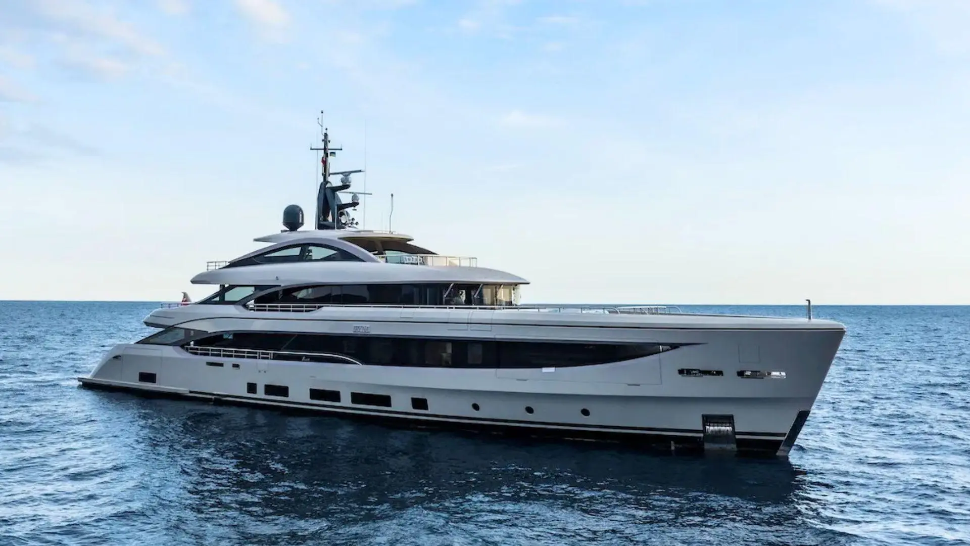 Benetti 50 — Vue latérale d’un yacht blanc naviguant en mer par temps calme.