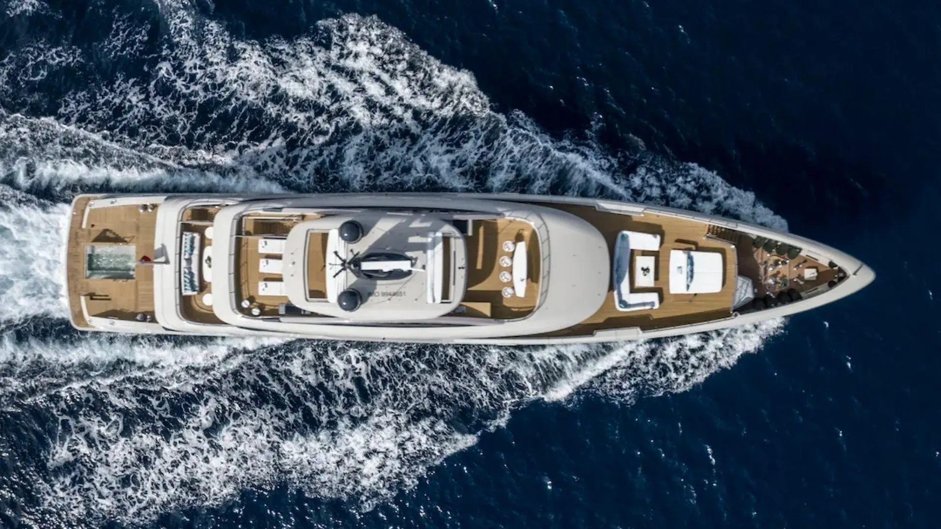 Benetti 50 — Vue aérienne d’un yacht naviguant en mer, montrant ses aménagements extérieurs.