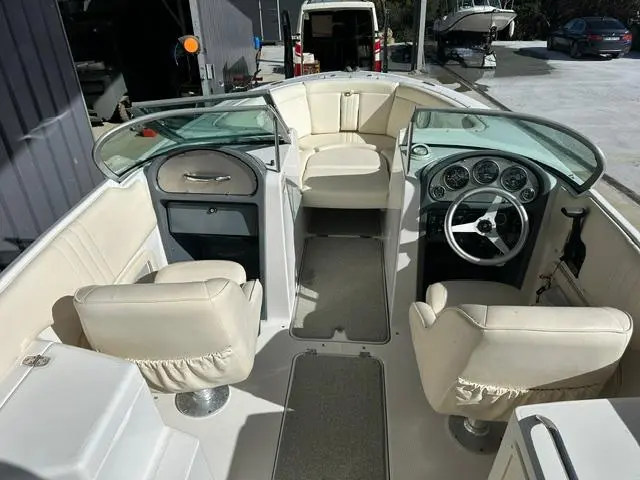 Chris Craft Launch 25 — Vue du cockpit avec sièges, pare-brise, console de pilotage et commandes.