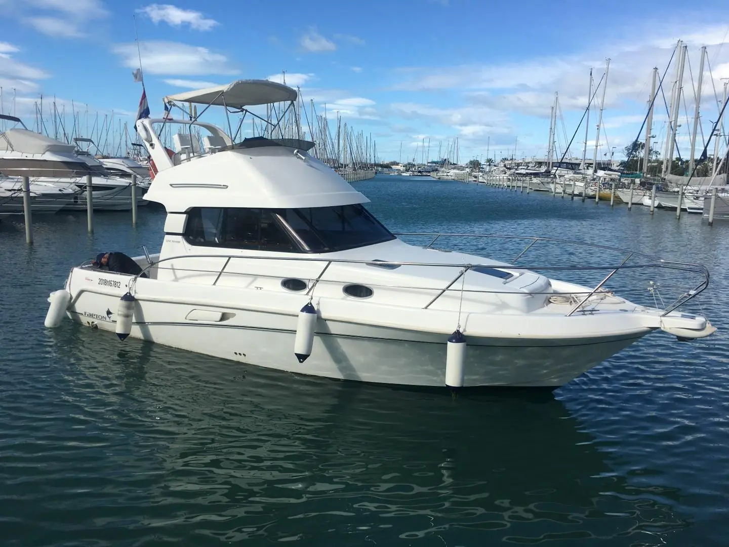 Faeton 10.40 Fly Moraga — Bateau à moteur blanc photographié au mouillage dans une marina.