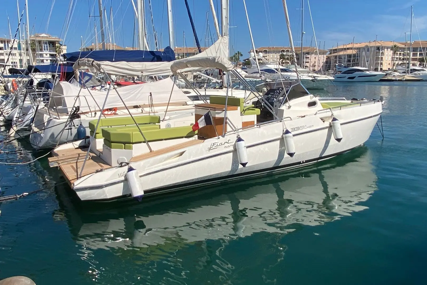 Fiart Mare Fiart 33 Seawalker — Bateau à moteur blanc amarré dans un port de plaisance.