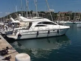 Intermare 42 Fly — Bateau à moteur blanc amarré dans une marina, vu de trois quarts.