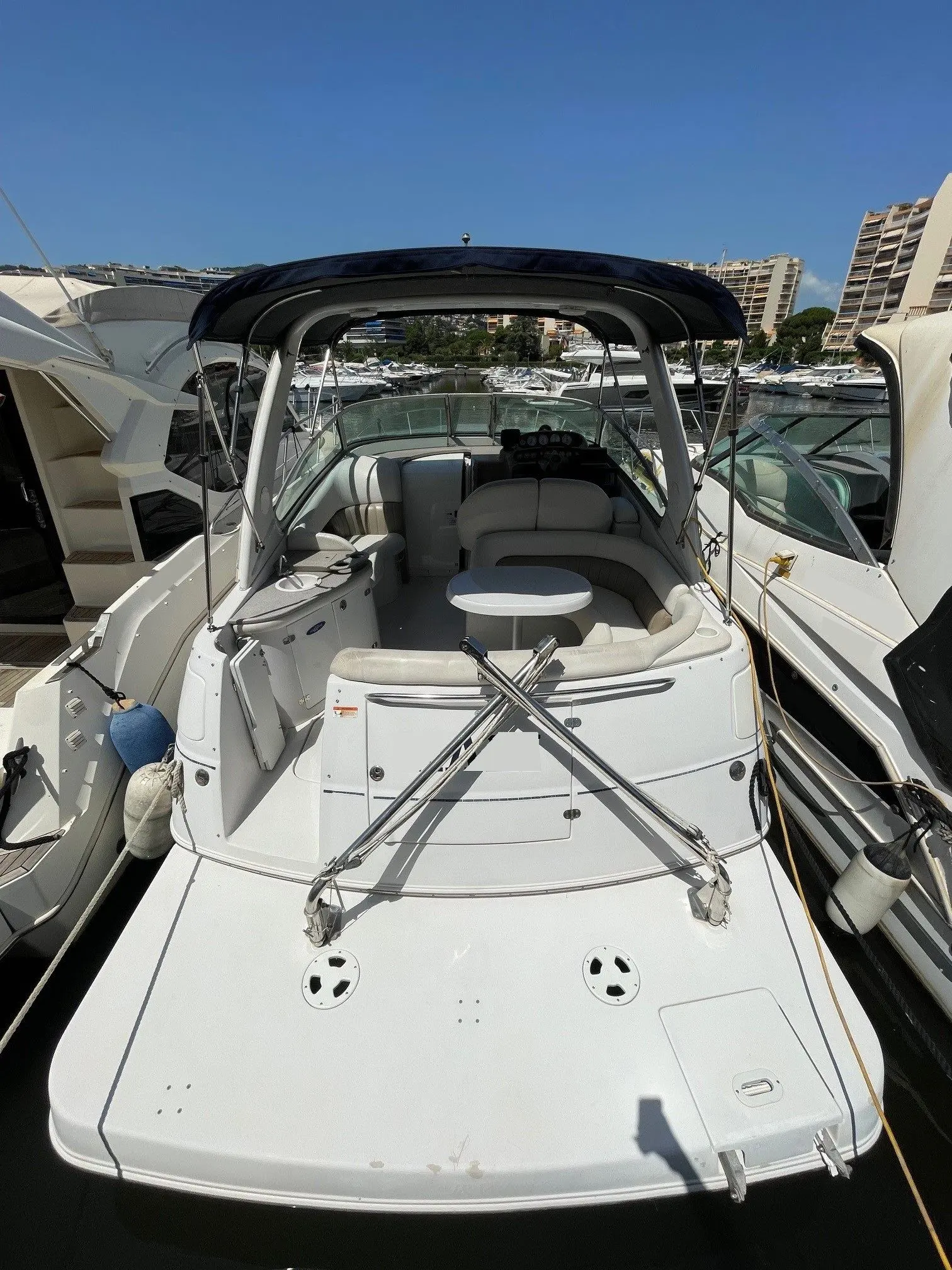 Four Winns Vista 288 — Vue arrière du cockpit et de la plateforme arrière d’un bateau amarré en marina.