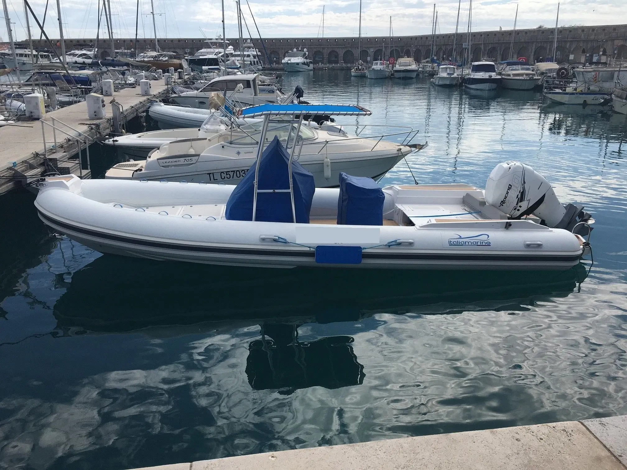 Italiamarine Vesuvio 29 — Bateau pneumatique blanc amarré dans un port de plaisance.