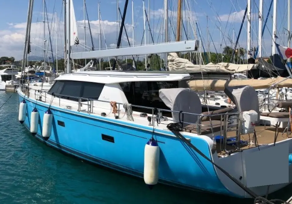 Moody DS 54 — Voilier bleu amarré dans une marina, photographié de trois quarts.