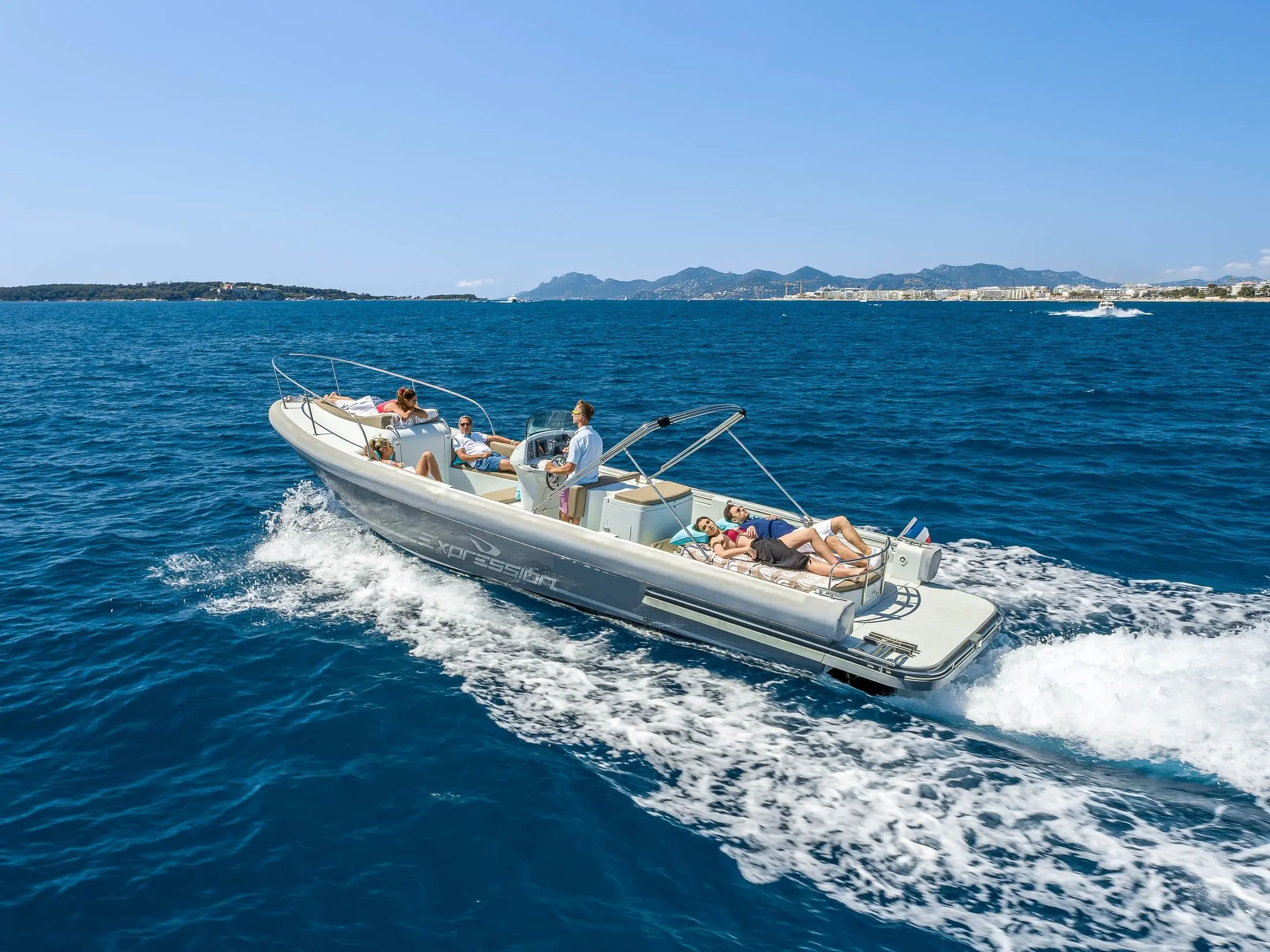 STS Boats Expression 29 — Bateau semi-rigide naviguant au large avec plusieurs passagers à bord.
