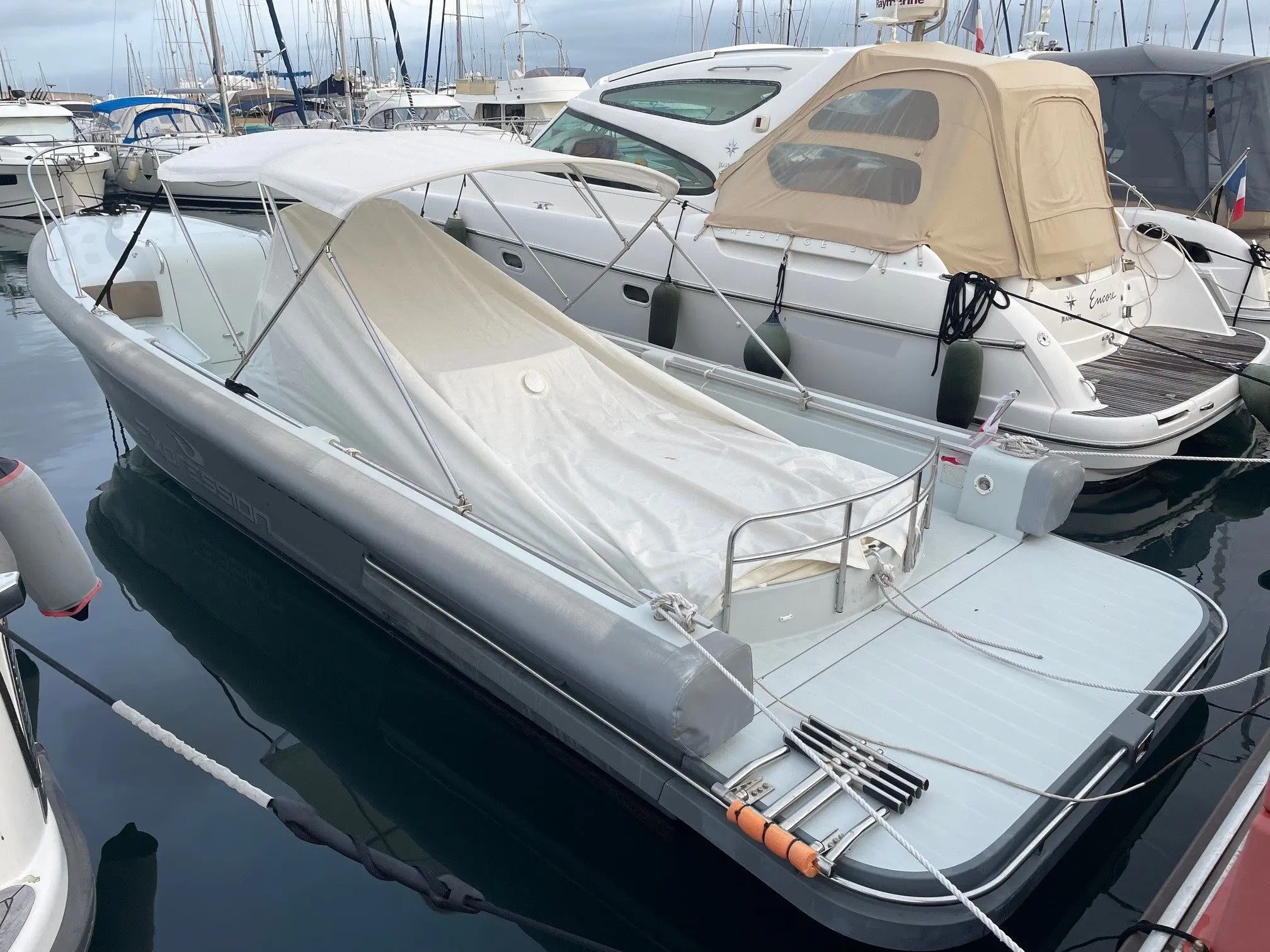 STS Boats Expression 29 — Bateau pneumatique gris amarré dans une marina, vu de trois quarts avant.