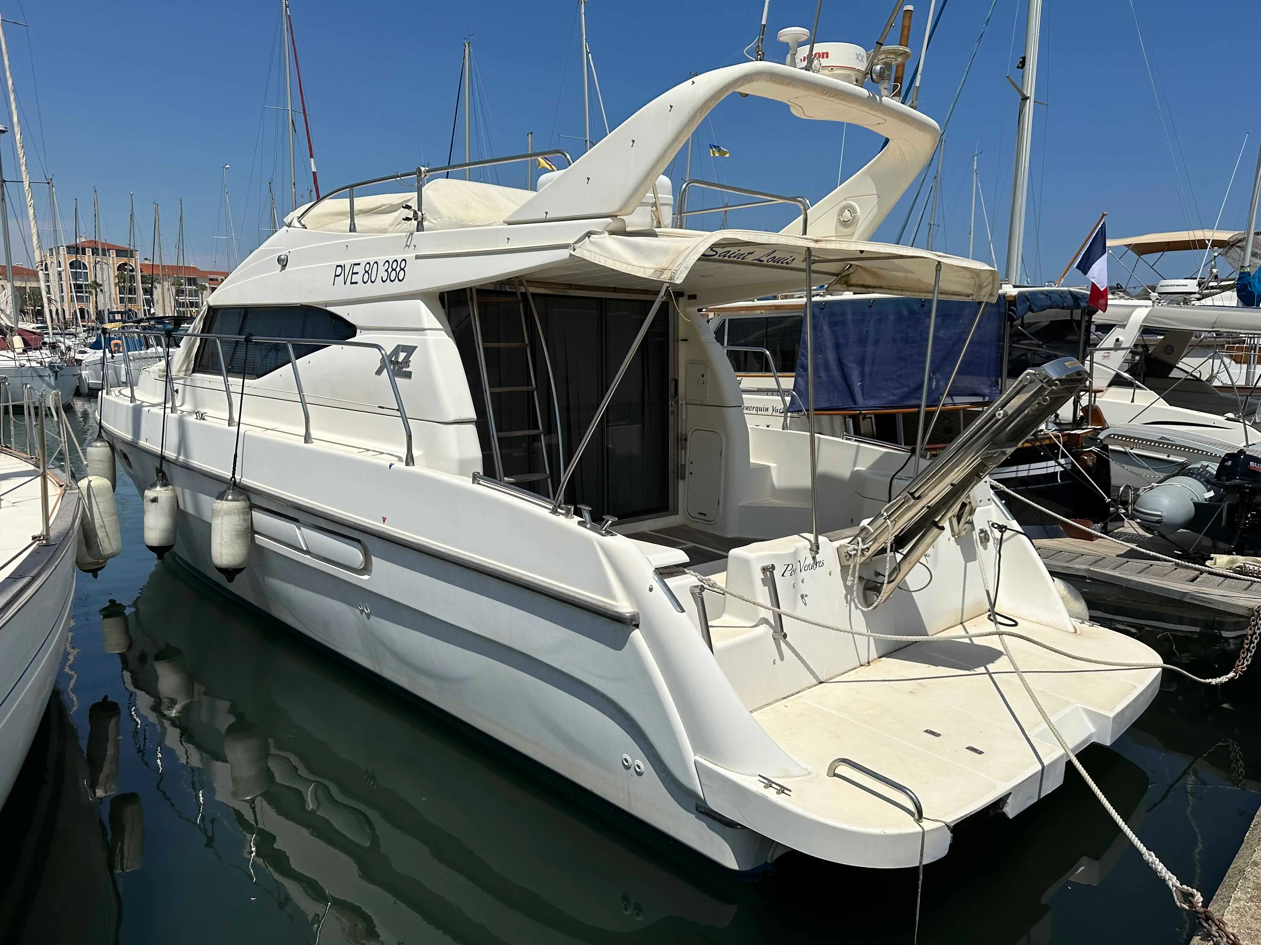 Azimut 40 — Vedette blanche amarrée, vue en trois quarts arrière dans un port de plaisance.