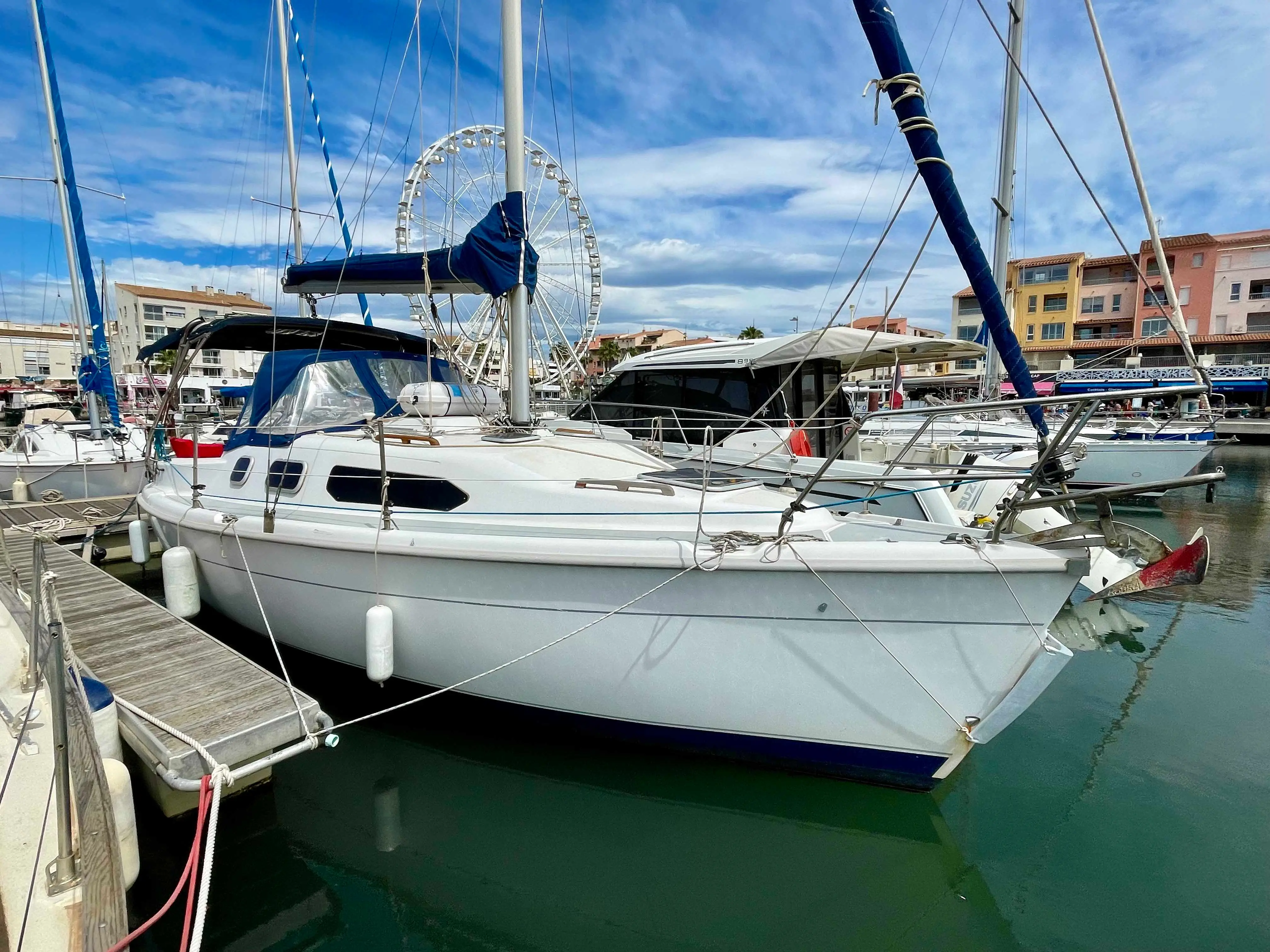 Hunter 290 — Voilier blanc amarré dans un port, photographié de trois quarts.