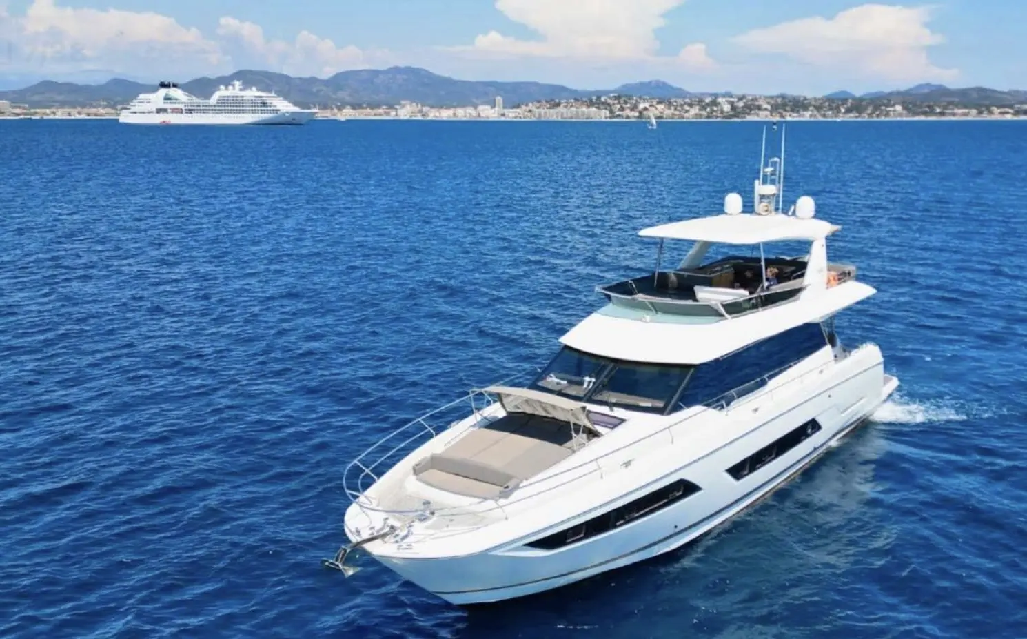 Jeanneau Prestige 680 — Vedette à moteur blanche photographiée en navigation, vue de trois quarts avant.