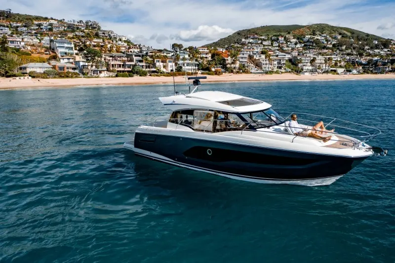 Prestige Yachts 420 S — Bateau à moteur vu de trois-quarts sur une mer calme devant la côte.