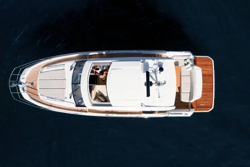 Prestige Yachts 420 S — Vue aérienne d’un bateau blanc naviguant sur une mer sombre.