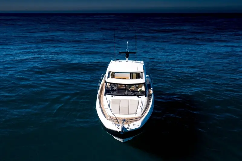 Prestige Yachts 420 S — Vue aérienne d’un bateau blanc sur une mer bleue.