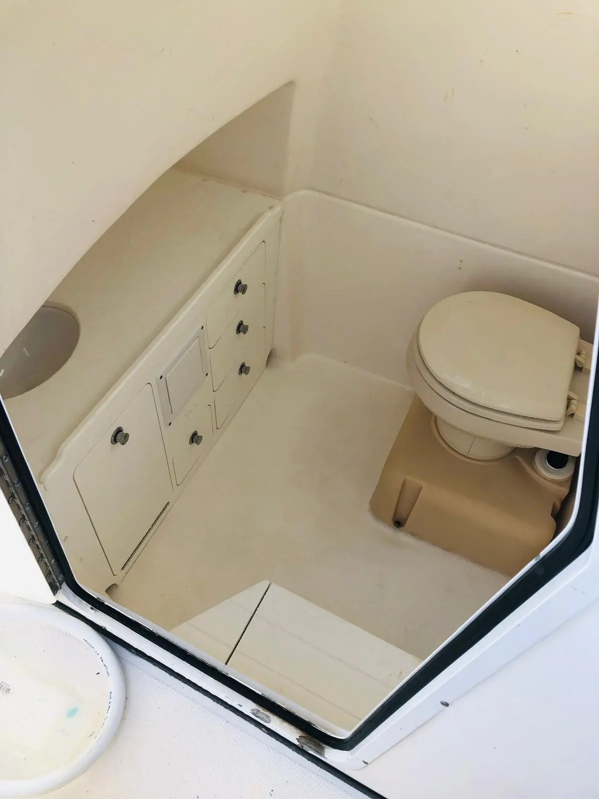 Edge Water 265 CC — Salle d’eau avec toilettes et rangements intégrés à bord.