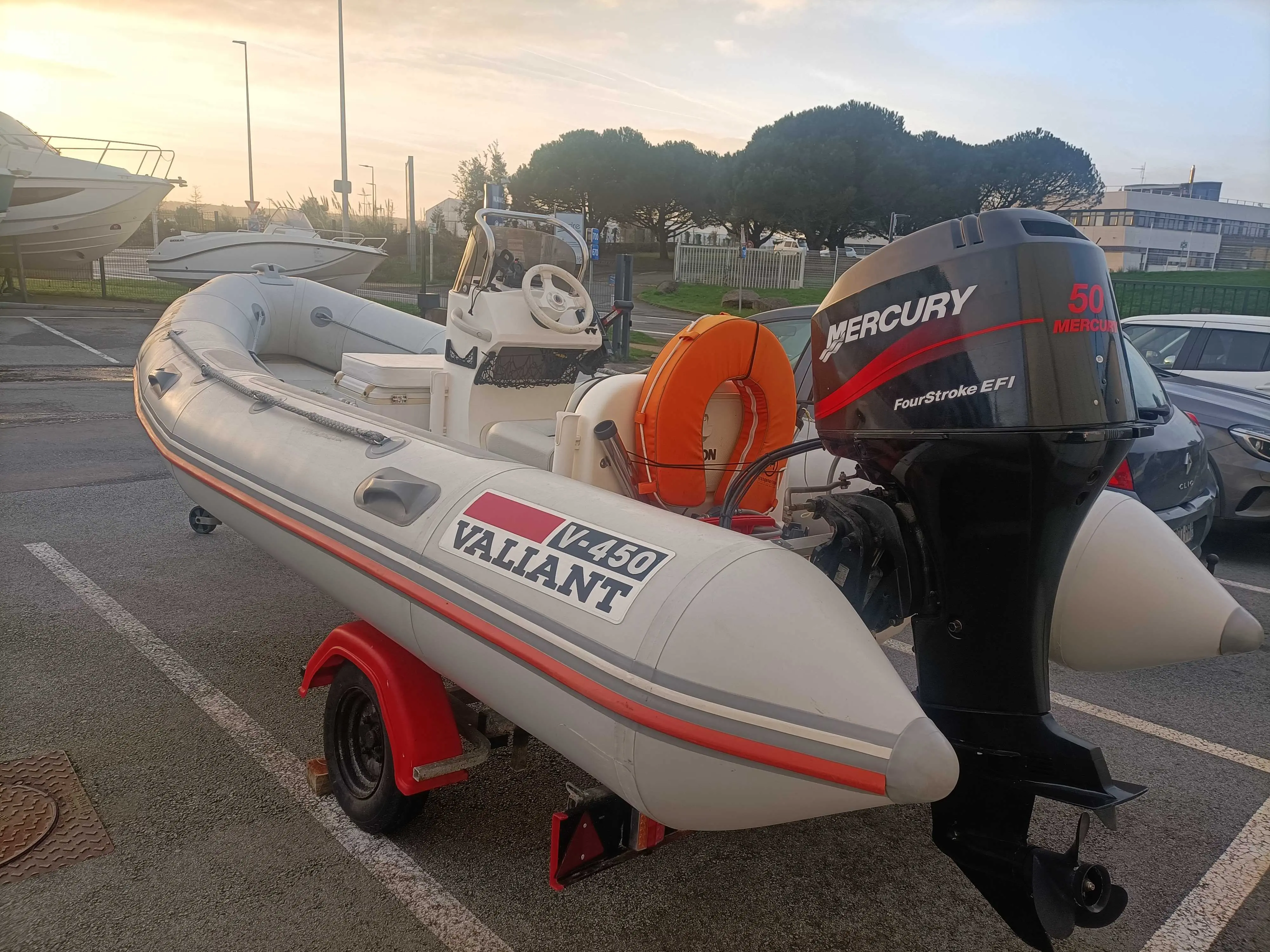 Valiant 450 Vanguard — Semi-rigide blanc et gris sur remorque, avec console centrale et moteur hors-bord.