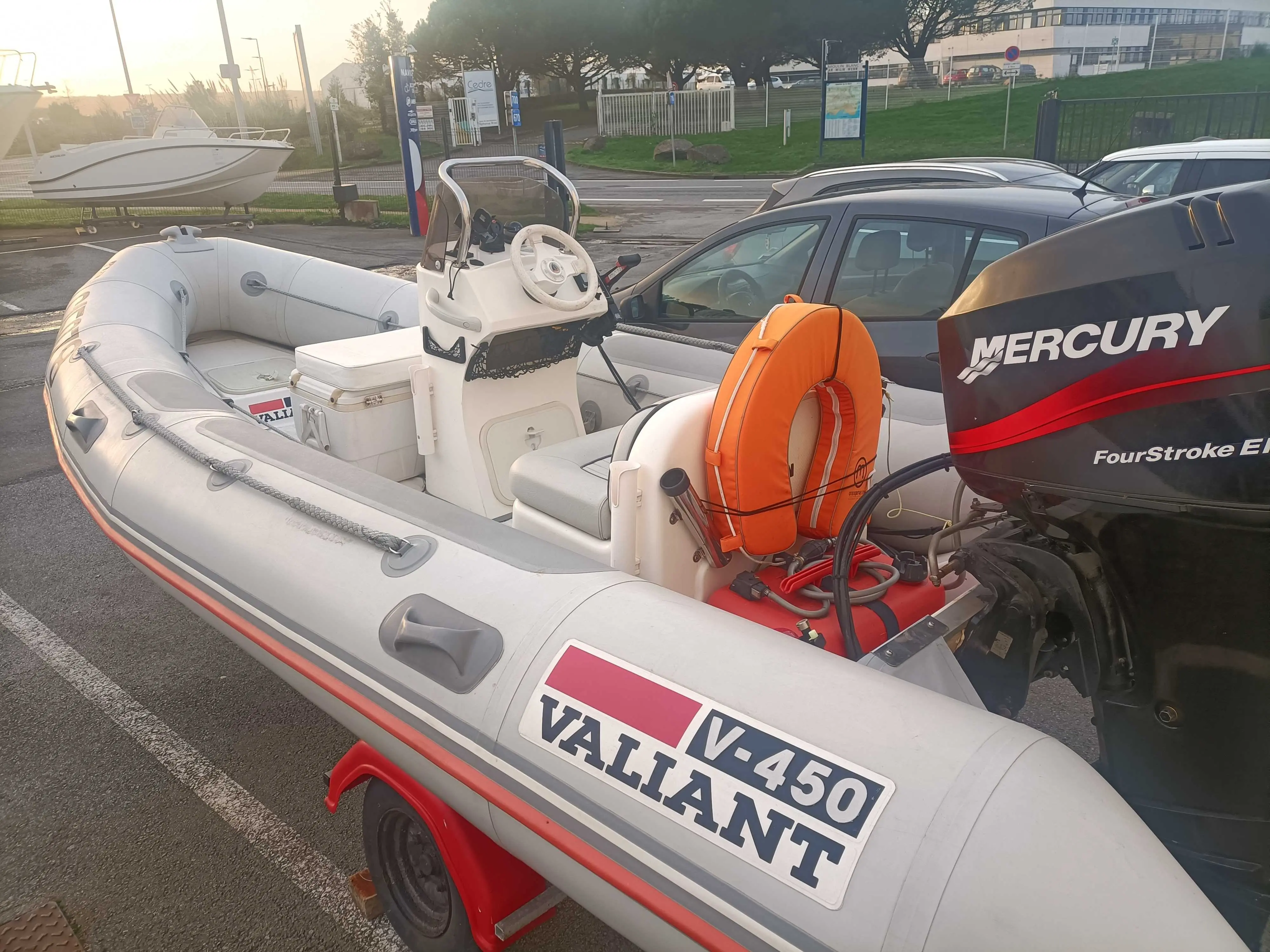 Valiant 450 Vanguard — Un bateau semi-rigide à console centrale, photographié sur sa remorque.