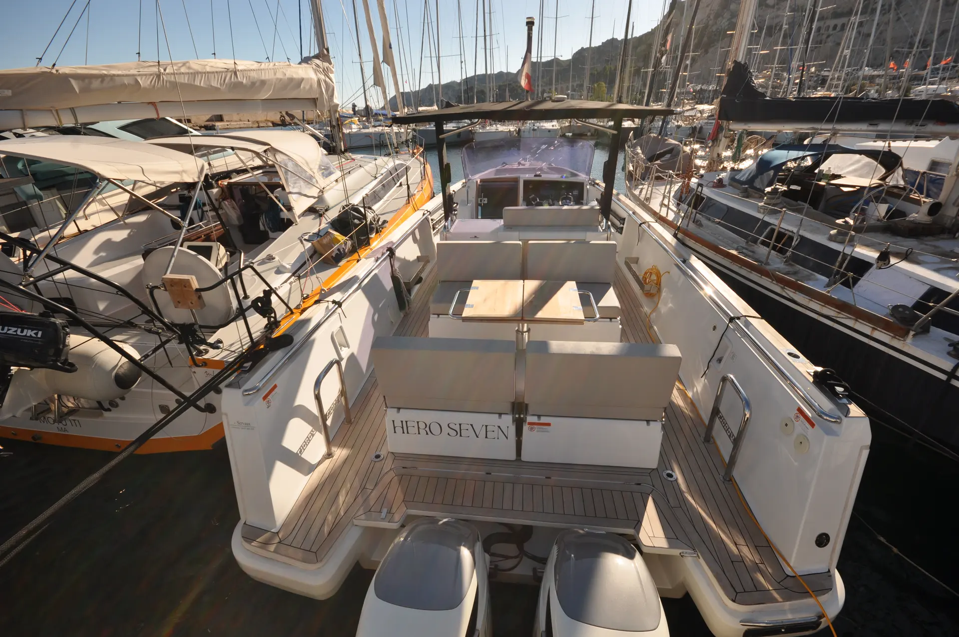 Fjord 36 Xpress — Vue arrière du cockpit d’un bateau à moteur amarré dans un port.